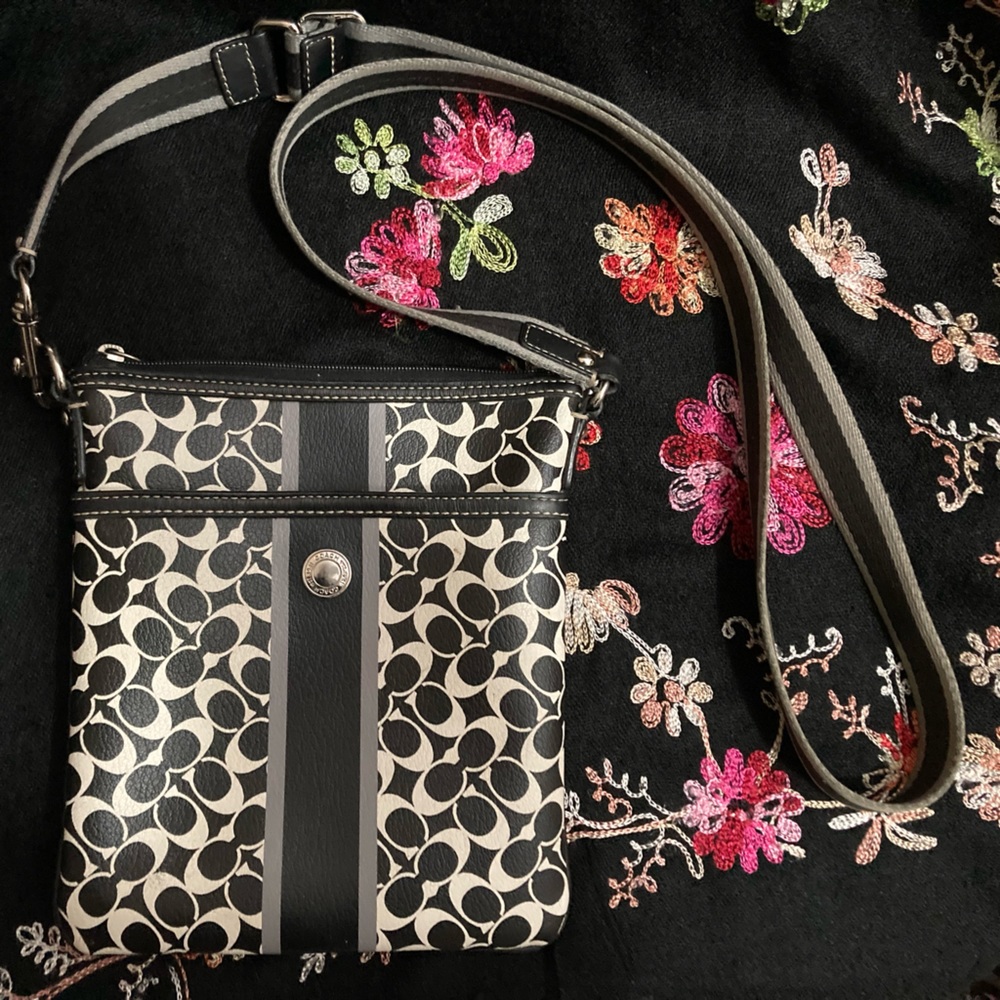 Pre-Owned Coach Signature Messenger Style Bag in Fair condition